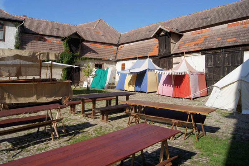 Burghof mit Zelten